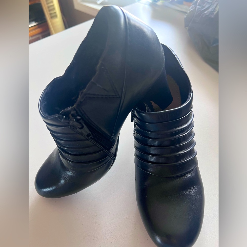 New without tag/box - Denver Haynes Shooties